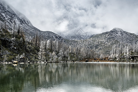 湖边山地的景观图片