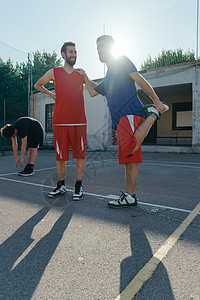 篮球场的男孩们在身体拉伸图片