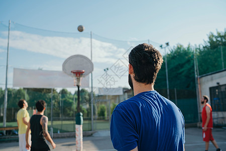 篮球场打篮球的人们图片