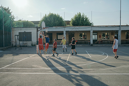 篮球场打比赛的朋友图片