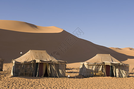 沙漠上的帐篷图片