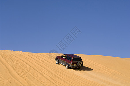 沙漠上行驶的越野车图片