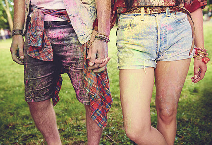 带着彩色粉末牵手的年轻夫妇图片