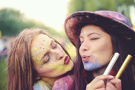 在节日有两名沾着彩色粉末的女人撅起嘴图片