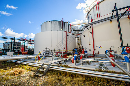 生物燃料工业厂的储油罐和管道图片