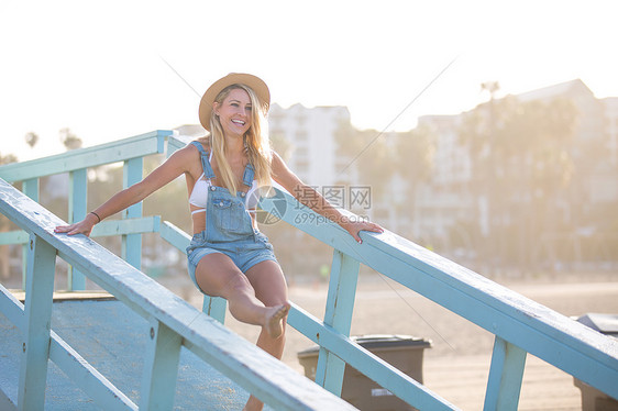 在美国加利福尼亚州圣莫卡的海滩坡道上玩耍的年轻女子图片