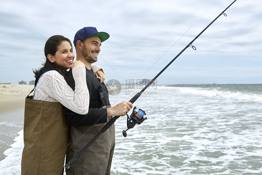 参加大海捕鱼的年轻夫妇图片
