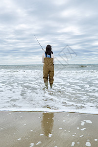 海滩上钓鱼女人的背影图片