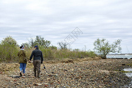 年轻海钓情侣在青春滩漫步图片
