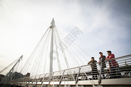 三个朋友站在桥上看风景金禧人行桥伦敦英国图片