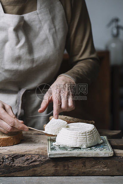 女人切奶酪图片