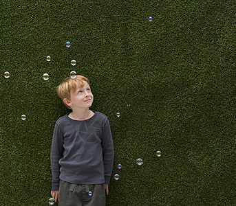 泡泡中的男孩男孩站在泡泡中微笑背景