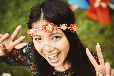 在做和平标志的年轻女人图片