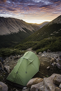 阿根廷里约内格罗纳胡尔华皮公园日出时山景处的帐篷图片