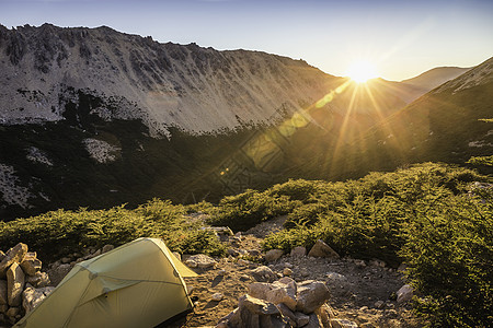 日落时分山脚下的帐篷图片