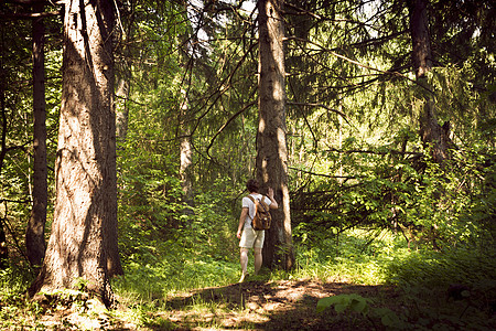 年轻男徒步旅行者在森林中漫步的近视图片
