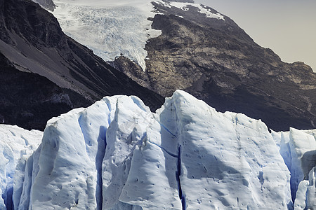智利巴塔哥尼亚洛斯格拉西雷公园PeritoMoreno冰川和山丘的景象图片