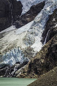阿根廷巴塔哥尼亚洛斯格拉西雷公园岩石山坡上湖泊和冰川层的详情图片