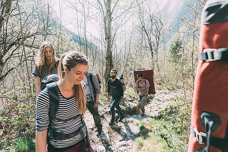 成人朋友在森林中与背巨石垫子一起行走意大利伦巴迪图片