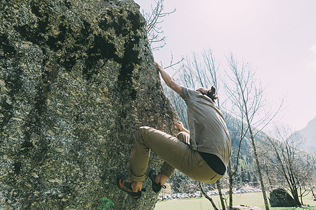 意大利伦巴第年轻男漂石攀岩者图片