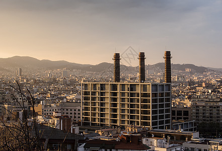 西班牙巴塞罗那市风景与一排烟囱图片