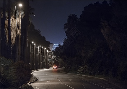 夜间在西班牙巴塞罗那市区公路上的汽车坏灯和街西班牙巴塞罗那图片