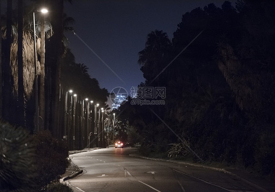 夜间在西班牙巴塞罗那市区公路上的汽车坏灯和街西班牙巴塞罗那图片