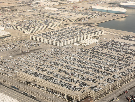 西班牙巴塞罗那港口停车场和泊汽的更高视图图片