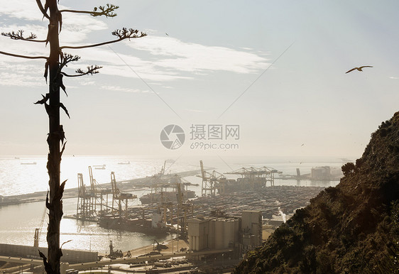 西班牙巴塞罗那港口船只和起重机高视望西班牙巴塞罗那图片