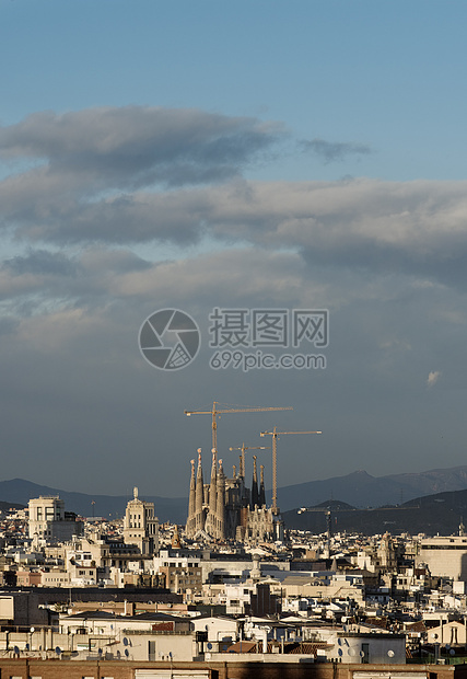 萨格拉达家庭和建筑起重机的城市景观西班牙巴塞罗那图片