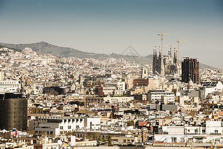 萨格拉达家庭和建筑起重机的城市景观西班牙巴塞罗那图片