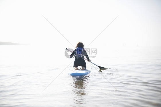 女滑板车手在迷雾的海上划出去后视线图片