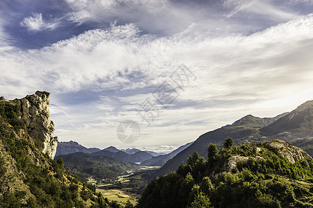 智利洛斯拉各斯地区Futaleufu山谷景观和岩层图片