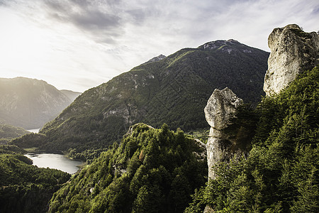 智利洛斯拉各斯地区Futaleufu山谷景观和岩层图片