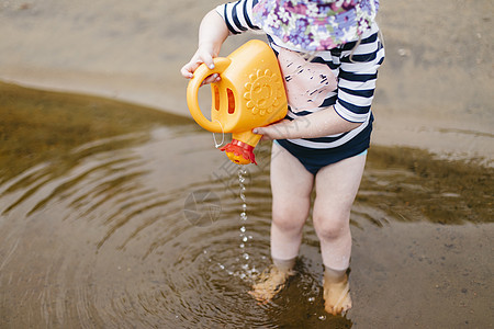 女孩脚踝深处的湖中倒水来自玩具罐汉斯维尔加拿大图片