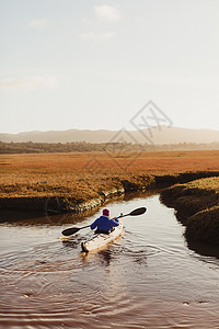美国加利福尼亚MorroBay河上妇女皮艇的近视图片
