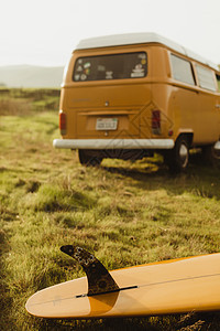 美国加利福尼亚州埃克塞特市路边的黄色冲浪板和旧式娱乐面包车图片