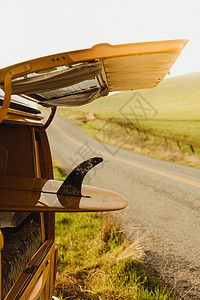 美国加利福尼亚州埃克塞特路边旧式娱乐车辆靴中的黄色冲浪板图片