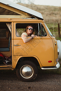 美国加利福尼亚州埃克塞特旧式娱乐车窗长发青年男子肖像图片