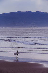 美国加利福尼亚州莫罗湾年轻男冲浪者在海外观望图片