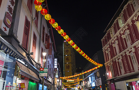 新加坡东南亚中华镇街夜间的纸灯和商店前门图片