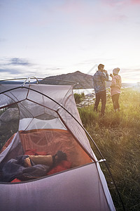 几个站在帐篷附近喝热饮看着风景美国科罗拉多州希尼图片