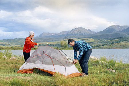 美国科罗拉多州希尼市几对夫妇在农村搭建帐篷图片