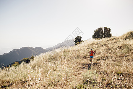 在美国加利福尼亚州圣芭拉的农村山丘地户外活动图片