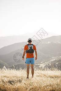 美国加利福尼亚州圣巴巴拉市一名男子站在乡村环境中看着风景后视图图片