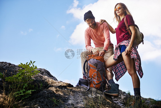 一对夫妇徒步旅行站在岩石上向远看克拉科夫马洛波斯基兰欧洲图片