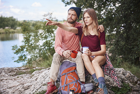 一对夫妇徒步旅行坐在岩石上握着蛋奶浆杯子克拉科夫马洛波斯基兰欧洲图片