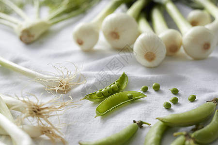 白桌布上的新鲜蔬菜图片