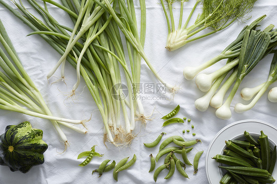 白桌布上新鲜绿色蔬菜图片