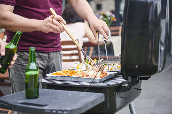 在家庭午餐时院烤肉的中间部分图片